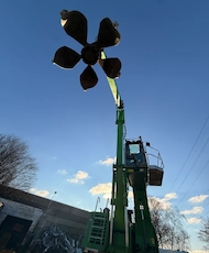 Kran der Schrott greifen möchte