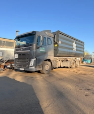 LKW mit Schrottcontainer geladen auf dem Schrottplatz Dortmund