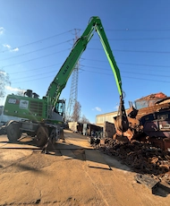 Kran sortiert Schrott